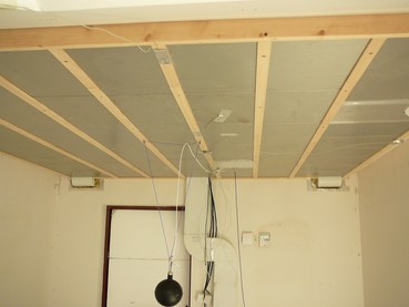 Obr 4. Pklad instalace hlinkovch panel v podhledu s vtranou vzduchovou mezerou