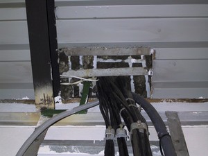 Obr. 2. Nadmrn vyznut otvor pro prostup kabel ocelovmi stropnmi plechy