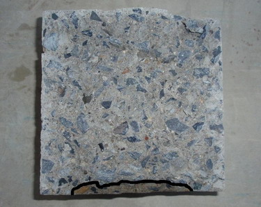 Obr. 7 – Prsak tlakov vody [2] ve zkuebnm tlese z betonu s krystalizan pms, oetovanho standardnm zpsobem (hloubka prsaku 15 mm)