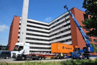 Posledn kontejner opout stavenit ped Novou budovou VUT