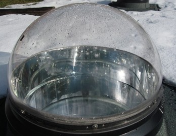 Obrzek 2a: Pklad kondenzace na vnitnm povrchu kopule. [1]