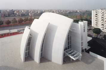 Kivky kostela Dives in Misericordia v m od architekta Richarda Meiera vynikaj prv dky krse blho pohledovho betonu.