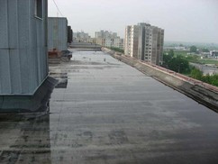 Obr. 1: Pohad na jestvujci stav plochej strechy panelovho bytovho domu s nesprvnym odvodnenm. Zdroj: OLH