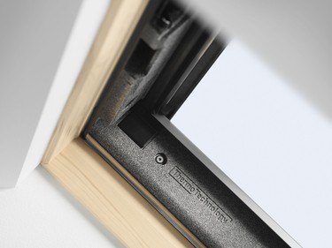 Izolace VELUX ThermoTechnologyTM vyuv v konstrukci stenho okna vysoce kvalitn izolan materil s pdavkem grafitu, kter chrn interir ped chladem a udruje teplo uvnit domu.
