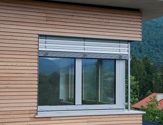 Drevohlinkov okn MAKROWIN BLIND, dom so aluziami