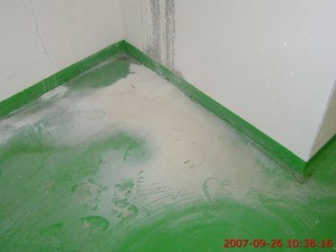 Obr. 6. Svtl povlaky sol po odpaen vod na povrchu podlahy v sti gar na vchodn stran