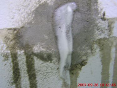 Obr. 4. Detail ze zainjektovanho otvoru v obvodov stn bl vany