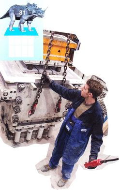 Lisovac stroj JUMBO lisuje denn 400 tun vpenopskovho materilu. Jedna forma lisovacho stroje v 8 tun a tento obr se mn nkdy a tikrt tdn za asistence dvou pracovnk.