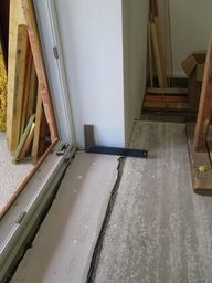 Obrzek 3: Pokles podlahy u prahu balkonovch dve je cca 7 mm