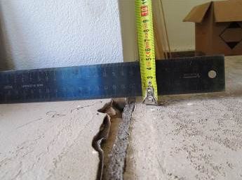 Obrzek 4: Pokles podlahy u prahu balkonovch dve je cca 7 mm