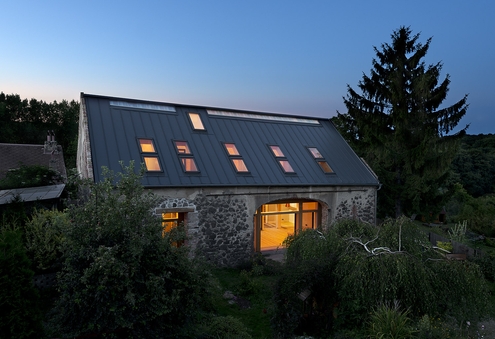 Architekt se rozhodl o probuzení venkovské stodoly z 19. století a vdechl jí nezaměnitelný půvab, který ctí tradiční hodnoty. Autorka fotografie: Ester Havlová