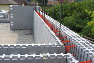 Obr. 1 Prvn grafitov polystyreny na eskch stavbch – foto z roku 2005.