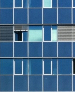 Obr. 1 Lehk obvodov plṻ budovy A Fakulty stavebn VUT v Praze z roku 1971. b) nov plṻ s odlinm lennm oken a venkovnmi dlkov ovldanmi aluziemi