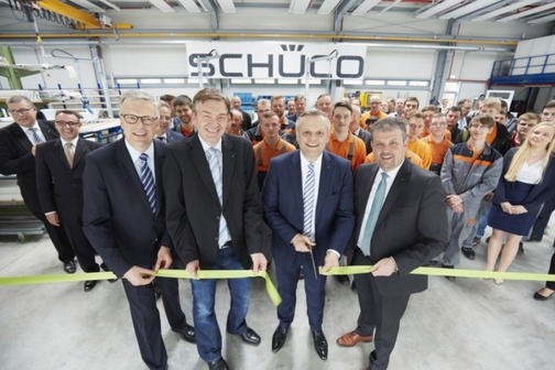 Andreas Engelhardt (druh zprava), CEO a Managing Partner spolenosti Schco, otevr kolic a testovac centrum pro plastov systmy ve Weienfelsu
