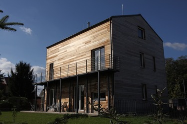 Ilustran fotografie pasivnho rodinnho domu s ocelovou tenkostnnou konstrukc Lindab Construline