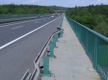 Obrzek 5.: Pohled na mostn konstrukci pes Voznick potok