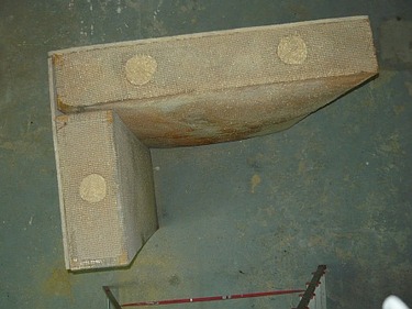 Obr. 4 Kruhov otvory pro plnn izolace v horn stn zkuebnho segmentu, foto autor
