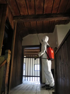 Obr. 9 Fotodokumentace prbhu preventivn chemick ochrany v interiru budovy