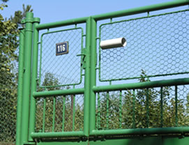 Dopejte vaemu kovovmu plotu nebo zbradl oeten renovan barvou Balakryl KOV 2v1, kter prodlou jejich ivotnost