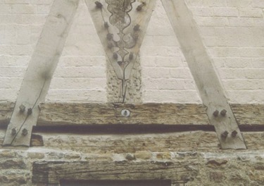 Detail muzea z obr. Konstrukce z dubovho deva s dekorativn vyezvanmi plty s nkolika kolky. Spoje jsou zesleny piznanmi ocelovmi vruty. (Tbingen).
