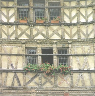 Honosn prel bohatho m칻anskho domu. Devn konstrukce je zdoben ezbou – pozoruhodn je spojen hrzdn konstrukce s renesannmi formami a dekorem architektonickch prvk. Okna jsou zasklena tabulkami do olova. (Saint Brieuc – Bretagne)
