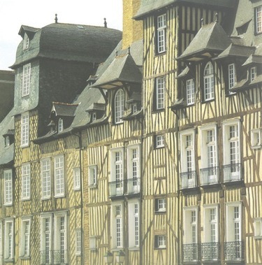 Nkolikapatrov domy v hlavnm mst Bretagne. Jsou zde ob hlavn formy hrzdn – hust sloupky s diagonlami i zmnoen ondejsk ke. Rozvrh devnch prvk v prel je symetrick. Do hrzdn konstrukce stn se opraj vzpry vysunutch stech. (Rennes – Bretagne)