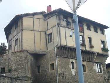 Nejstar domy ve Vitorii (14.–15. stolet). Konstrukce hrzdn je pravdpodobn obdobn jako u ostatnch dom, kombinuje se kamenn a hrzdn zdivo. Vysunut patro je podepen kamennmi krakorci a devnmi vzprami.