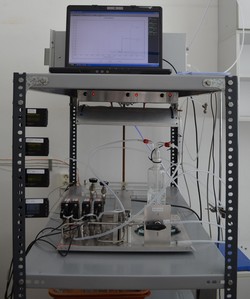 Aparatura pro stanoven innosti fotokatalytickch vzork pi odstraovn oxid dusku z proudcho vzduchu