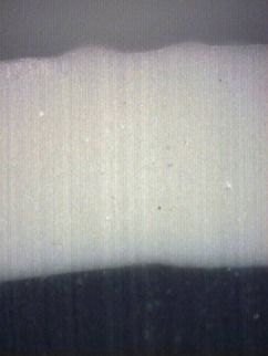 Obr. . 16: Detailn snmek kryt sti zkuebnho vzorku – zachyceno v pnm ezu