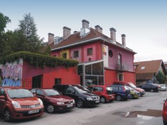 Pohled na hostel Celica Art z parkovit