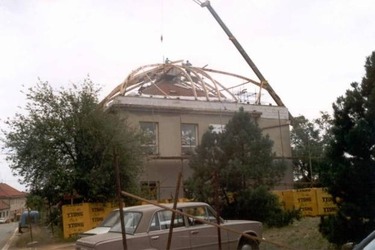 Obr. 4: Sten konstrukce Z v Brn-Sobicch: a) osazovn obloukovch eber nad stvajc nevyhovujc konstrukc krovu