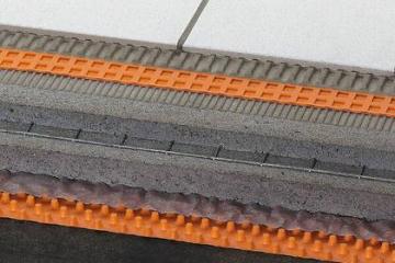 Podlahová konstrukce s kontaktní izolací Schlüter®-DITRA v kombinaci s kapilárně pasivní plošnou drenáží Schlüter®-TROBA-PLUS