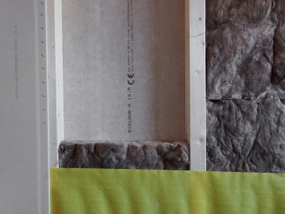 Nosn stnov panel pro obvodov stny s kombinovanm opltnm – na vnitn stran konstrukn deska RigiStabil, na vnj stran sdrovlknit deska Rigidur.