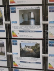 Energetické štítky v realitní kanceláři ve Vannes, Francie, červen 2012, foto D.Kopačková
