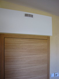 Topn panel nadedven s vystnm pvodu erstvho vzduchu a nastaviteln termostat integrovan mezi vypnae
