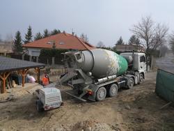 Českomoravský beton anhydrit Anhyment - Doprava a čerpání litého cementového potěru CEMFLOW na stavbě rodinného domu
