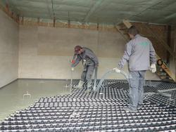 Českomoravský beton anhydrit Anhyment - Aplikace litého cementového potěru CEMFLOW na stavbě rodinného domu