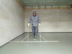 Českomoravský beton anhydrit Anhyment - Urovnání  litého cementového potěru CEMFLOW do požadované roviny podlahy