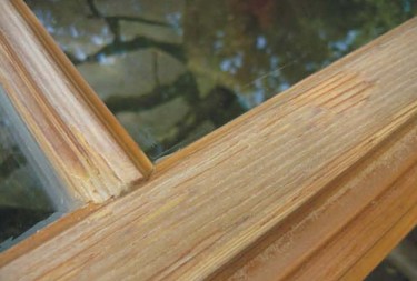 Obrázek 16 – očištěný dřevěný podklad okna