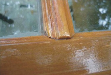 Obrázek 19 – spoj členící lišty a rámu; dřevo již po napuštění impregnačním roztokem