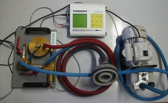 Obr. 1 Měřicí přístroj TPT – nahoře digitální displej, vlevo regulátor tlaku, uprostřed měřicí vakuová buňka s vnitřní a vnější komorou, vpravo vývěva