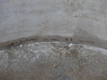 Obr. 2 – Zatékání a koroze výztuže v místě nekvalitně provedené pracovní spáry mezi základovou deskou a podzemní stěnou
