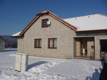 Obr. 1 Pohled na oblku domu zhotovenho z betonovch skoepinovch tvrnic se systmem vnitnho zateplen