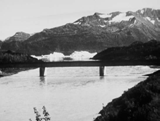 Obrázek 7. Most Dangerous bridge na ALjašce, přímě lepené lamelové nosníky, rozpětí 3 × 43,5 m, výška průřezu 2300 mm