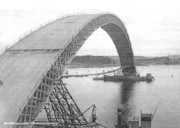 Obrázek 6. Přeprava skruže výšky 4 m a rozpětí 247,5 m obloukového mostu Sandö, 1939