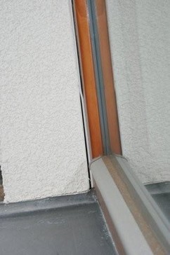 Porucha způsobená nízkou kvalitou napojovací okenní lišty