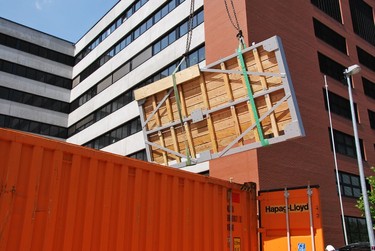 Nakládání segmentu rampy do Open Top kontejneru s otvíravou střechou