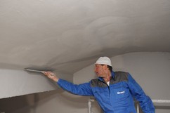 Povrchová úprava omítky na stropě