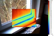 Obr. 11.2.2.2a Termokamera zobrazující předměty v infračerveném spektru odhalí místa, kde se vyskytují nežádoucí tepelné mosty