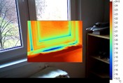 Obr. 11.2.2.2b Termokamera zobrazující předměty v infračerveném spektru odhalí místa, kde se vyskytují nežádoucí tepelné mosty